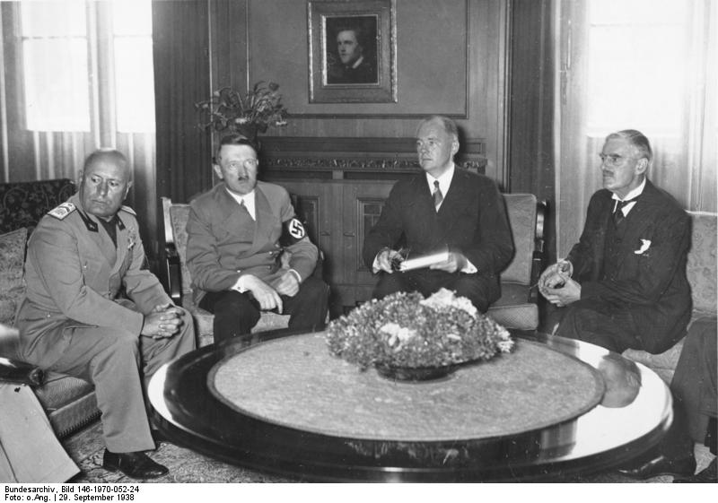 During the negotiations at the Führerbau w. Benito Mussolini, Hermann Göring, Paul Otto Schmidt, Neville Chamberlain